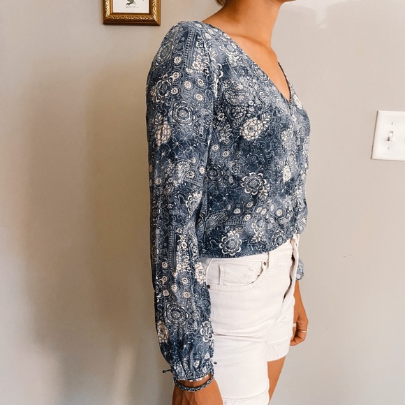 Cute light blue, long sleeve crop top - Picture 2 of 3